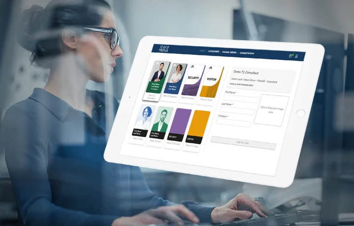 Une tablette présente notre solution Nexus GO Cards
